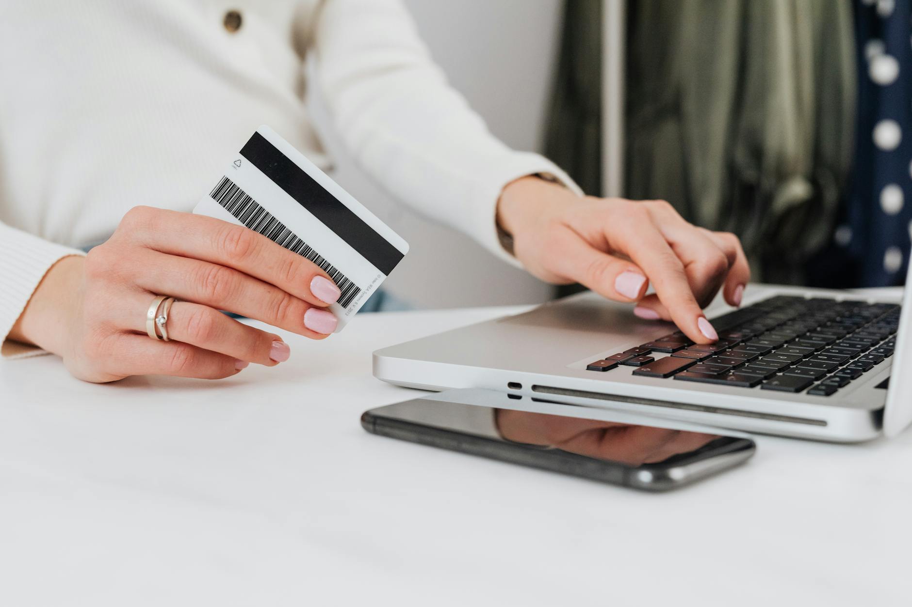 Người dùng kiểm tra giao dịch và độ an toàn khi chơi online