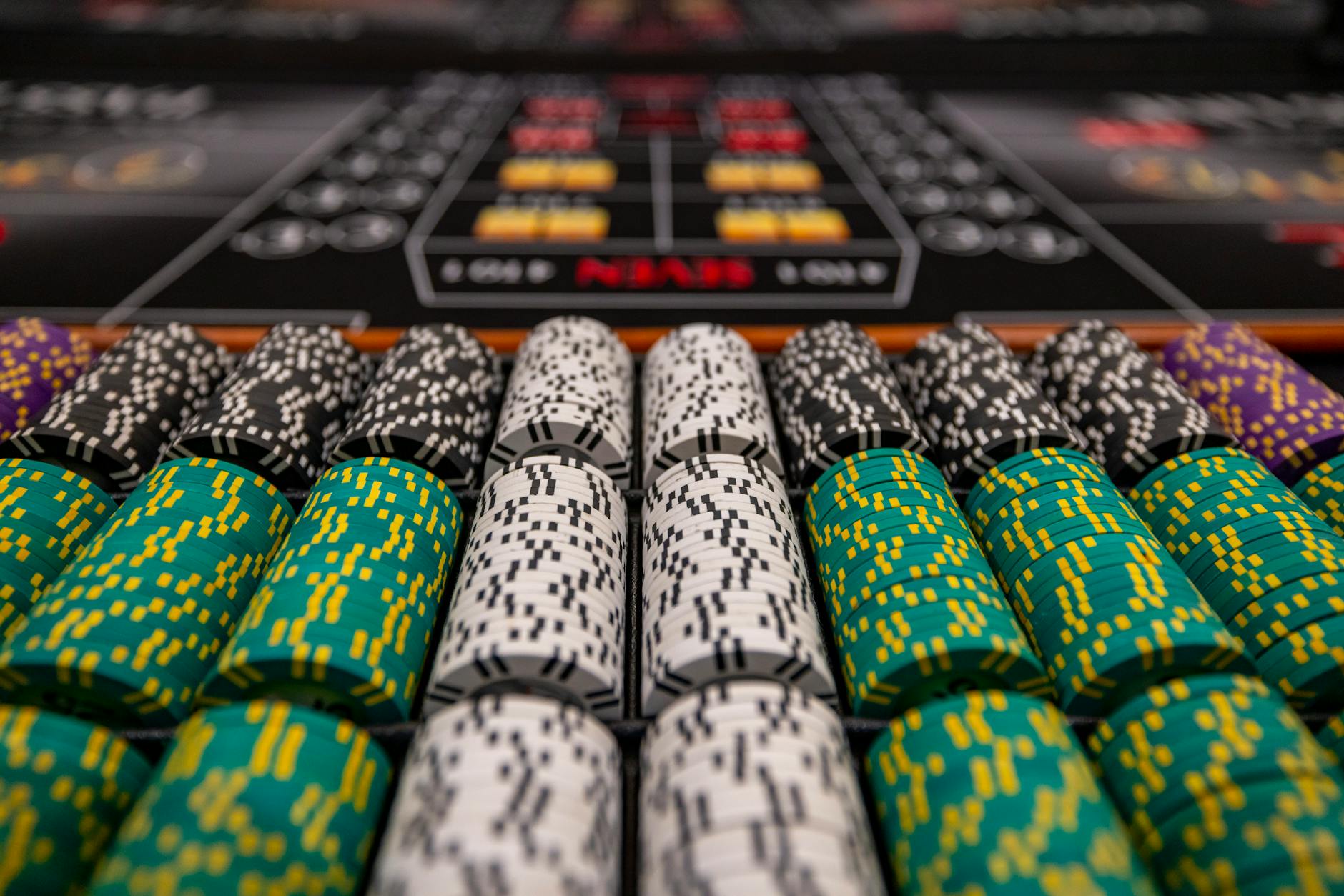 Các chồng chip blackjack thể hiện việc chia vốn và đặt giới hạn cược