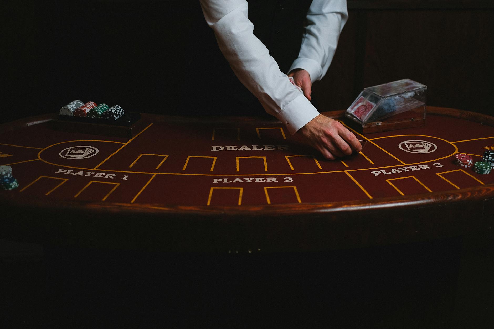 Người chơi kiểm tra lịch sử ván baccarat trên màn hình máy tính