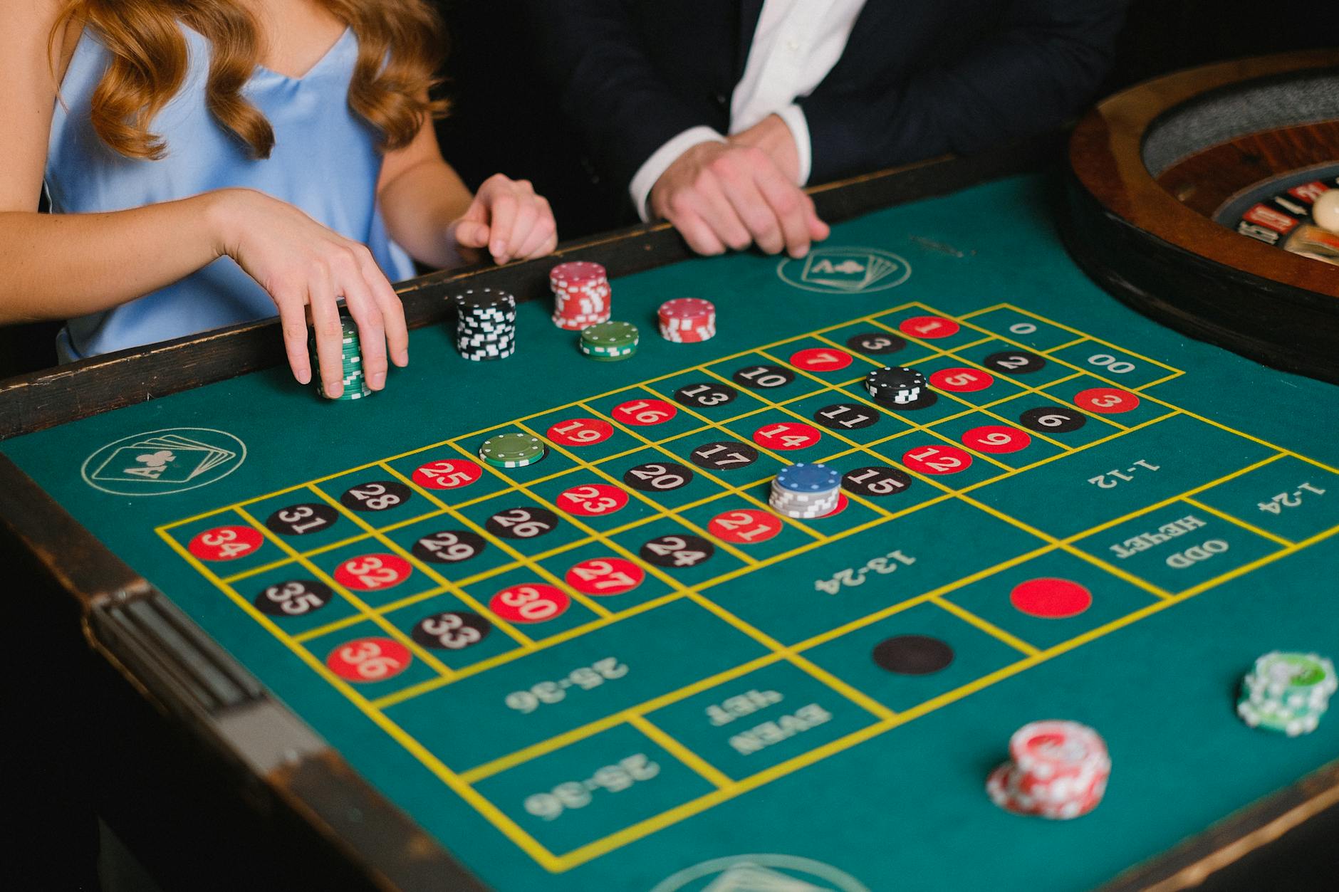 Người chơi quan sát bảng kết quả và ghi chú quản lý vốn