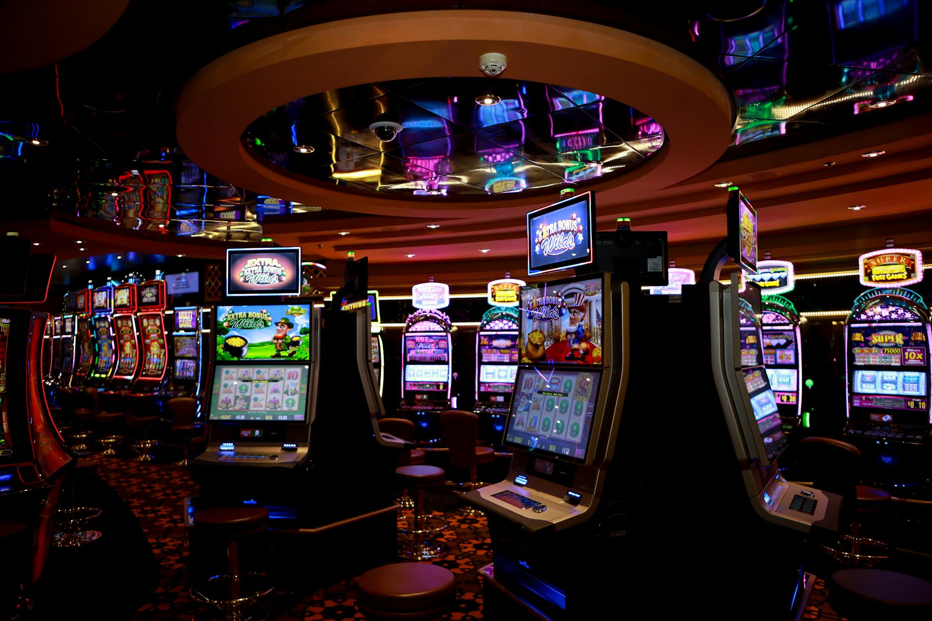 Người chơi xem bảng trả thưởng và tính năng đặc biệt của game nổ hũ
