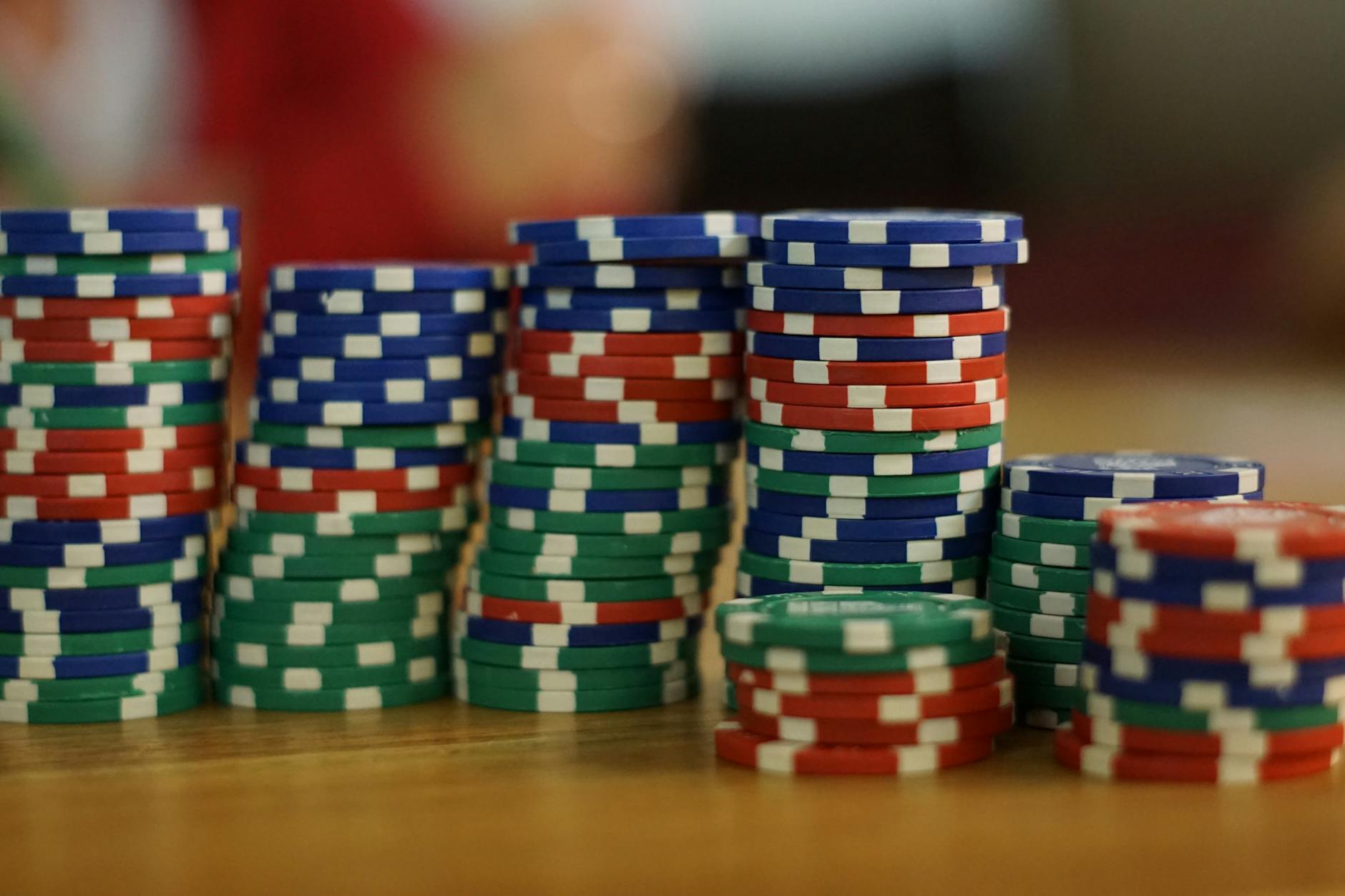 Chip poker và sổ ghi chú quản lý vốn khi chơi