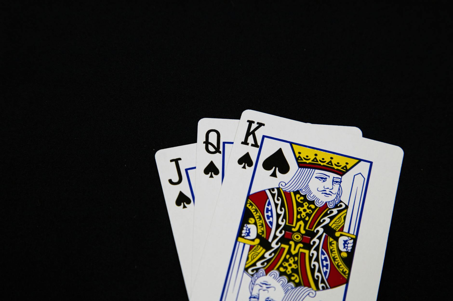 Các lá bài lớn trên mặt bàn casino, gợi liên tưởng đến cách so bài trong Rồng Hổ